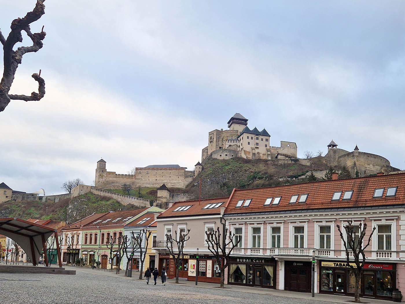Námestie Trenčín s Trenčianskym hradom neďaleko ubytovania Apartmány Aurelius
