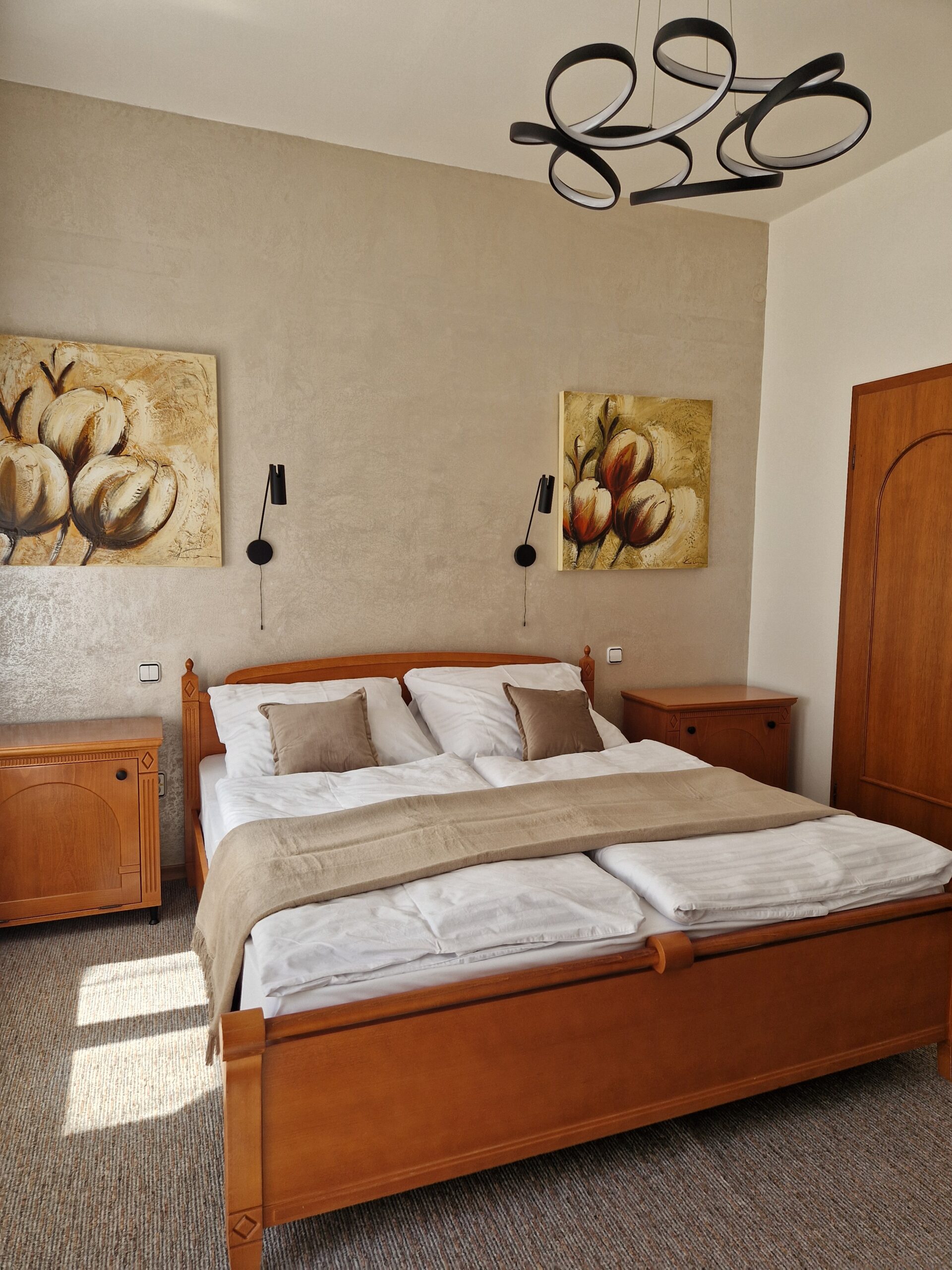 Pohodlná manželská posteľ v izbe č. 204